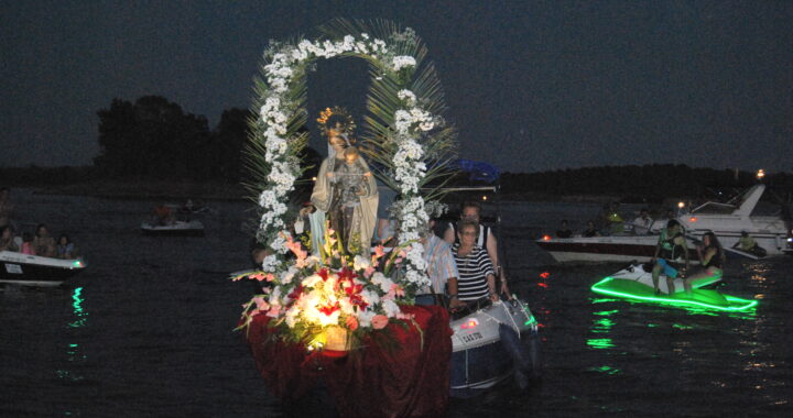 Embarcación con la Virgen del Carmen llegando a la Playa Costa Dulce de Orellana