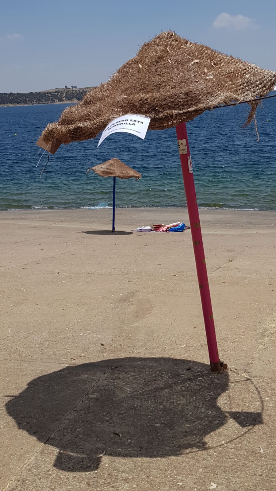 sombrillas-multicolor-playa