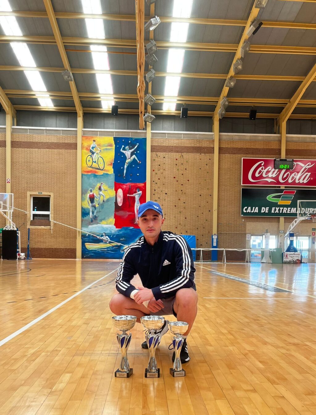 Isidoro Durán con los tres trofeos universitarios conseguirdos