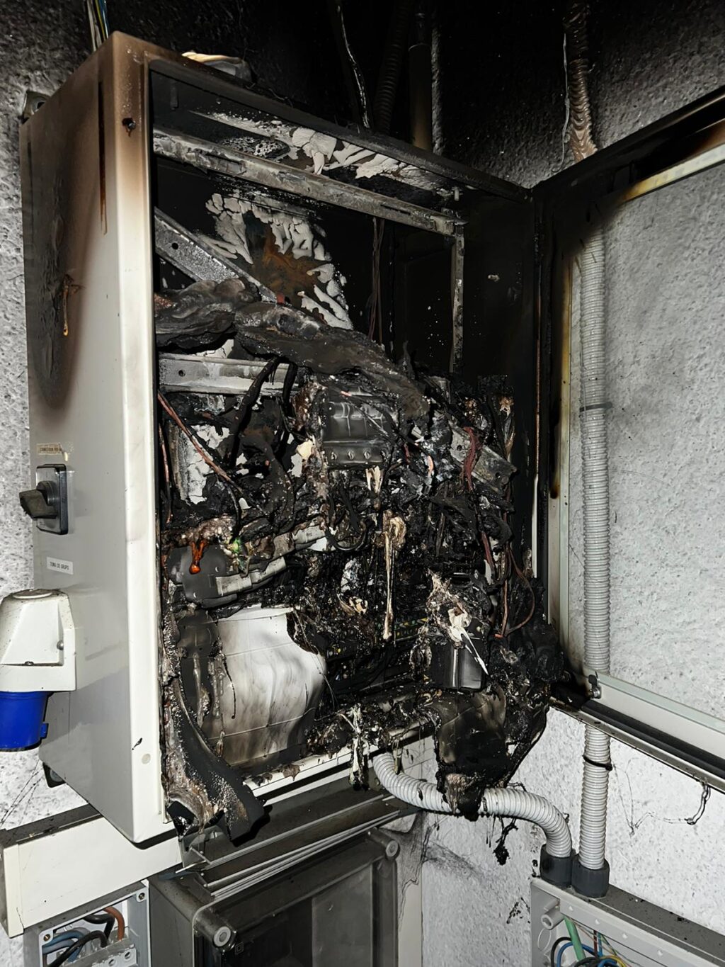 Cuadro electrico incendiado COSTA DULCE RADIO