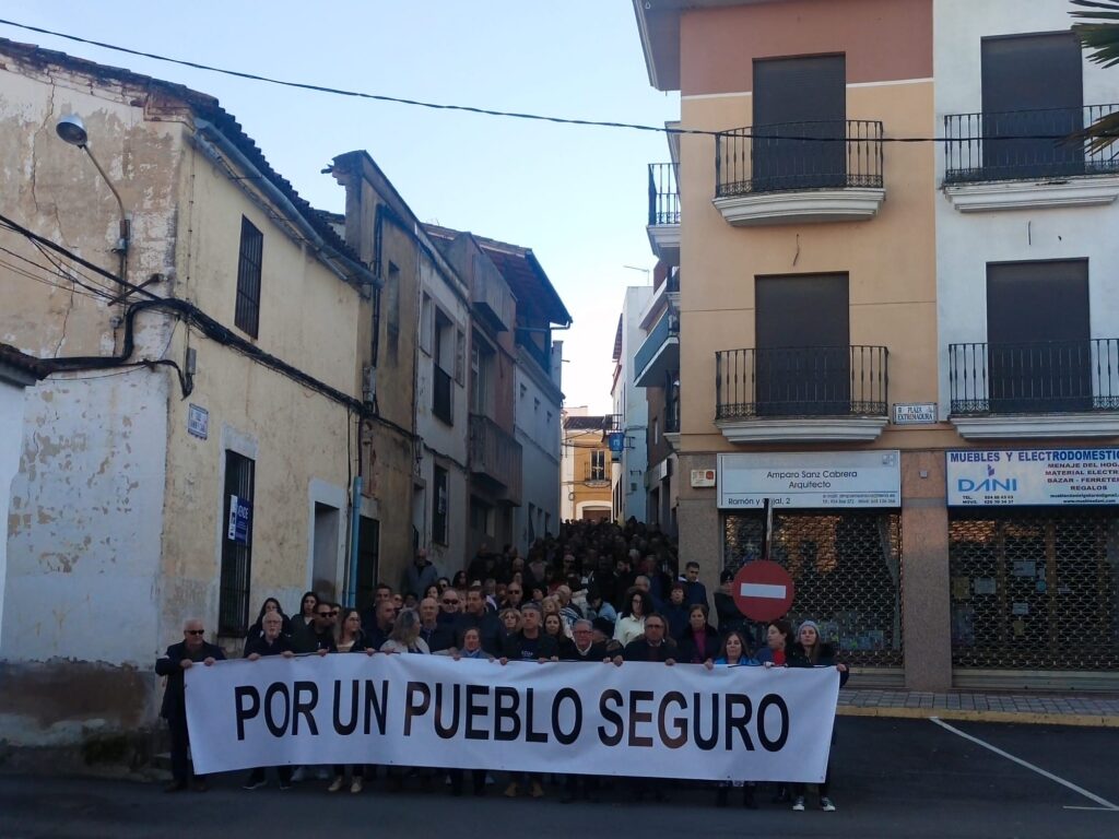 Manifestación contra los robos en Orellana la Vieja COSTA DULCE RADIO