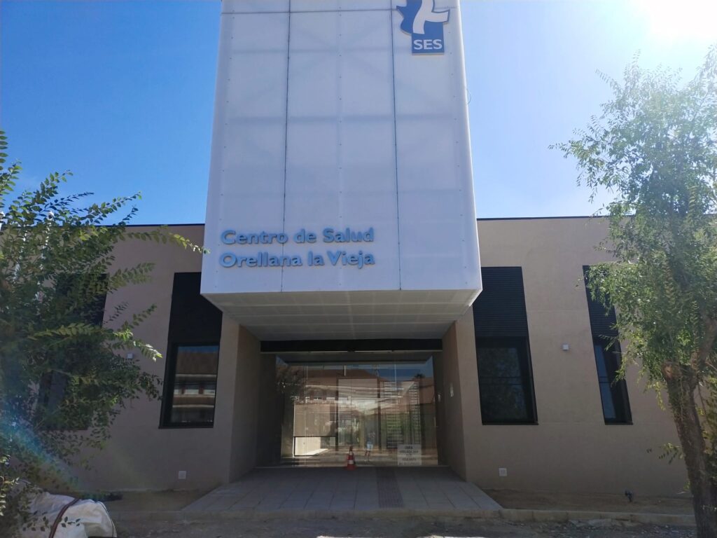 Puerta Principal del Nuevo Centro de Salud de Orellana la Vieja COSTA DULCE RADIO