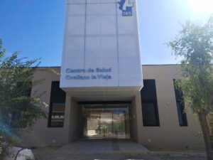 Puerta Principal del Nuevo Centro de Salud de Orellana la Vieja COSTA DULCE RADIO