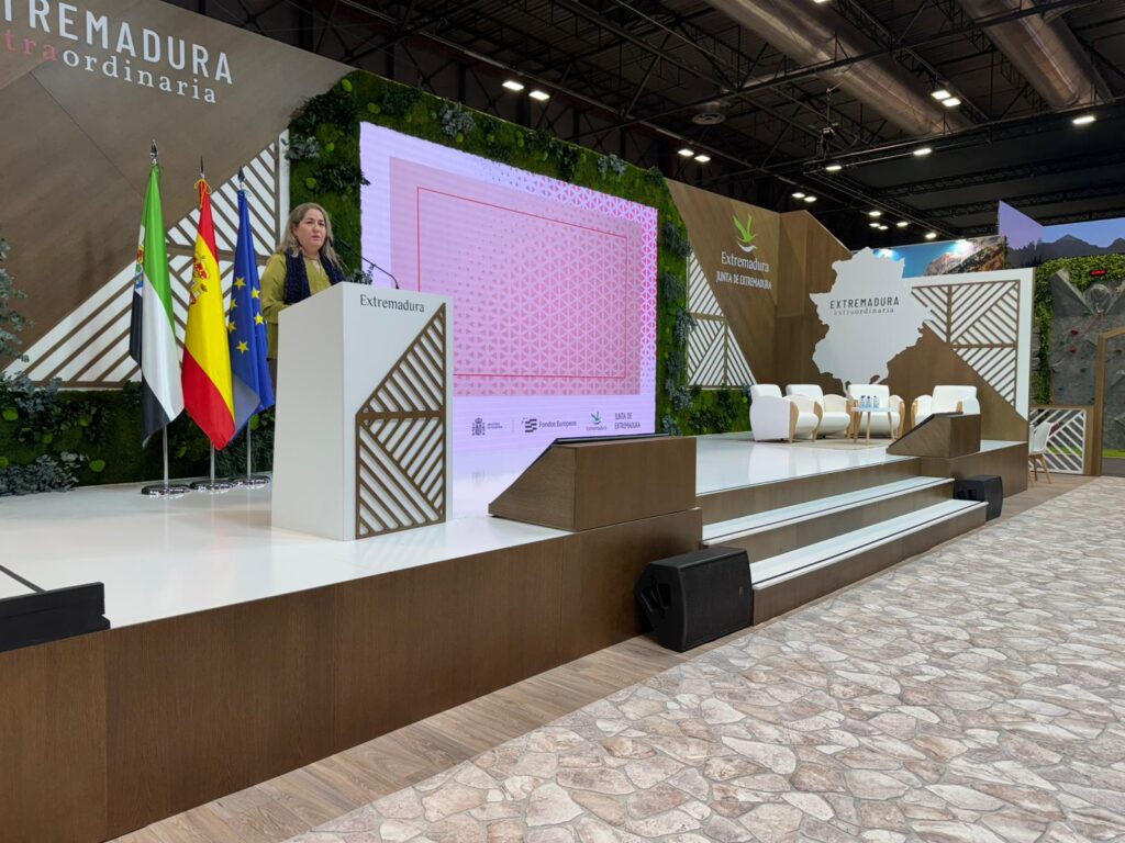 La alcaldesa de Orellana la Vieja, Pilar Carmona, en la presentación de la campaña de turismo en FITUR 2025
