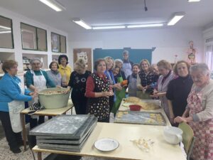 Vecinas de San Sebastián en la elaboración de roscas para la festividad