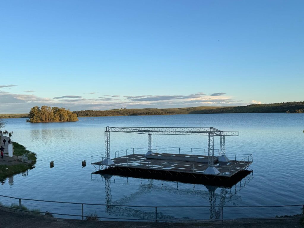 Escenario de Futurvisión en el Embalse de Orellana COSTA DULCE RADIO