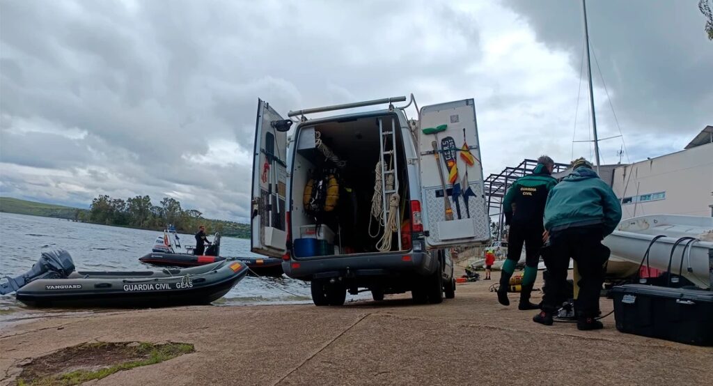 Efectivos de la Guardia Civil en el Embalse de Orellana