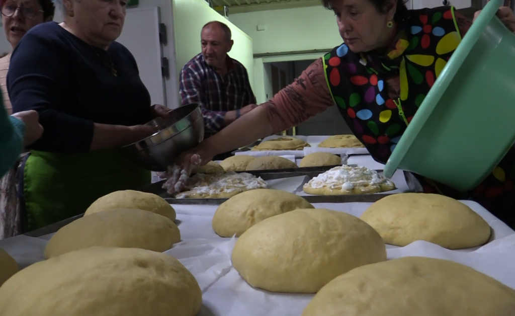 Elaboración de bollos dormidos en Orellana la Vieja COSTA DULCE RADIO