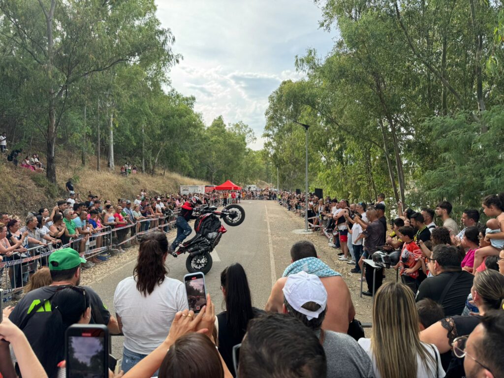 Exhibición de Emilio Zamora en la I Concentración Motera de Orellana COSTA DULCE RADIO