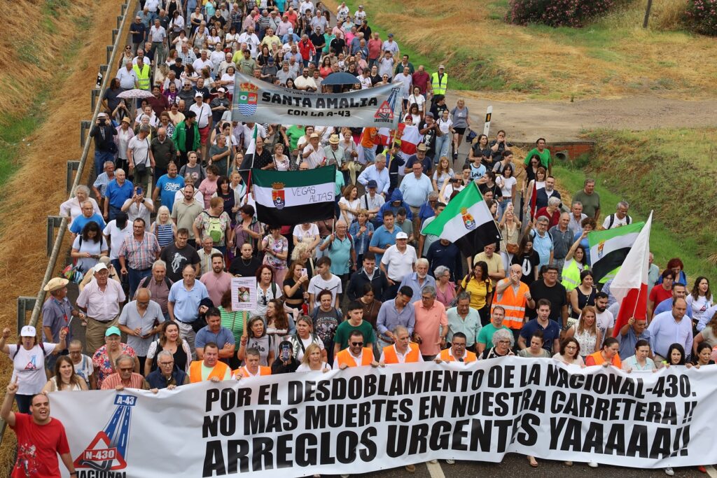 Manifestación en la N-430 a la altura de Santa Amalia