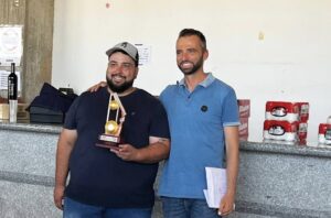 El ganador de la tirada al plato 2025 Alejandro Cacio junto al presidente de Oreace Zoilo Montero