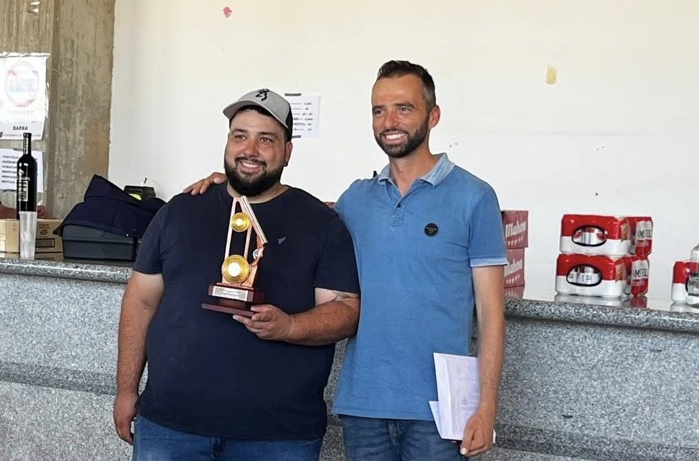 El ganador de la tirada al plato 2025 Alejandro Cacio junto al presidente de Oreace Zoilo Montero