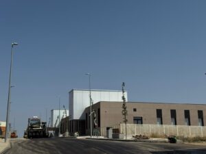 Maquinaria trabajando en el asfaltado de Calle Camino de la Sierra COSTA DULCE RADIO