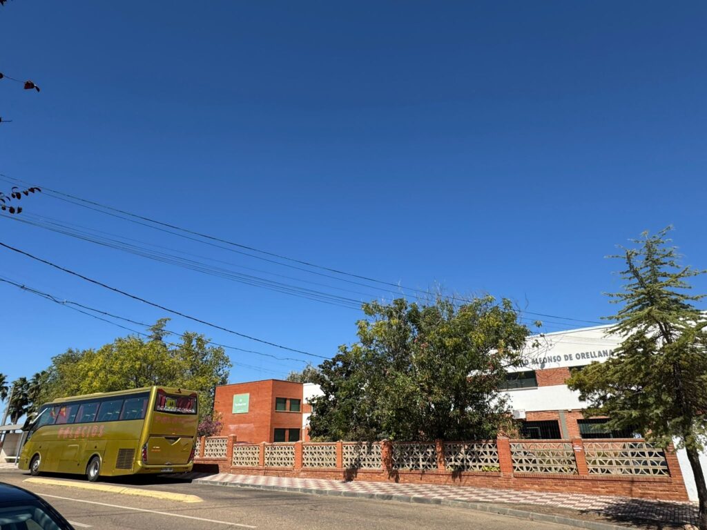 Autobús de la línea escolar Los Gudalperales Acedera Orellana de la Sierra junto al IES Pedro Alfonso de Orellana COSTA DULCE RADIO