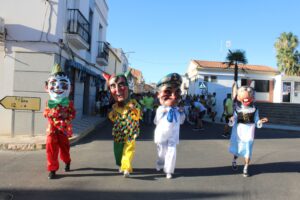 Cabezudos en el pasacalles del Cristo de la Capilla 2024