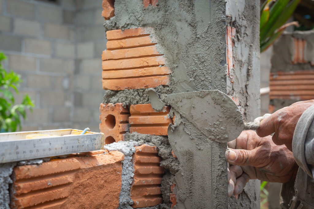 albanileria-trabajador-de-la-construccion-construyendo-una-pared-de-ladrillos