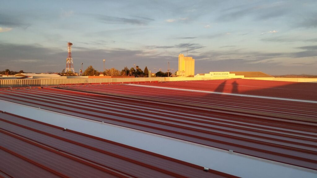 Nuevo tejado del pabellón Cubierto de Orellana la Vieja