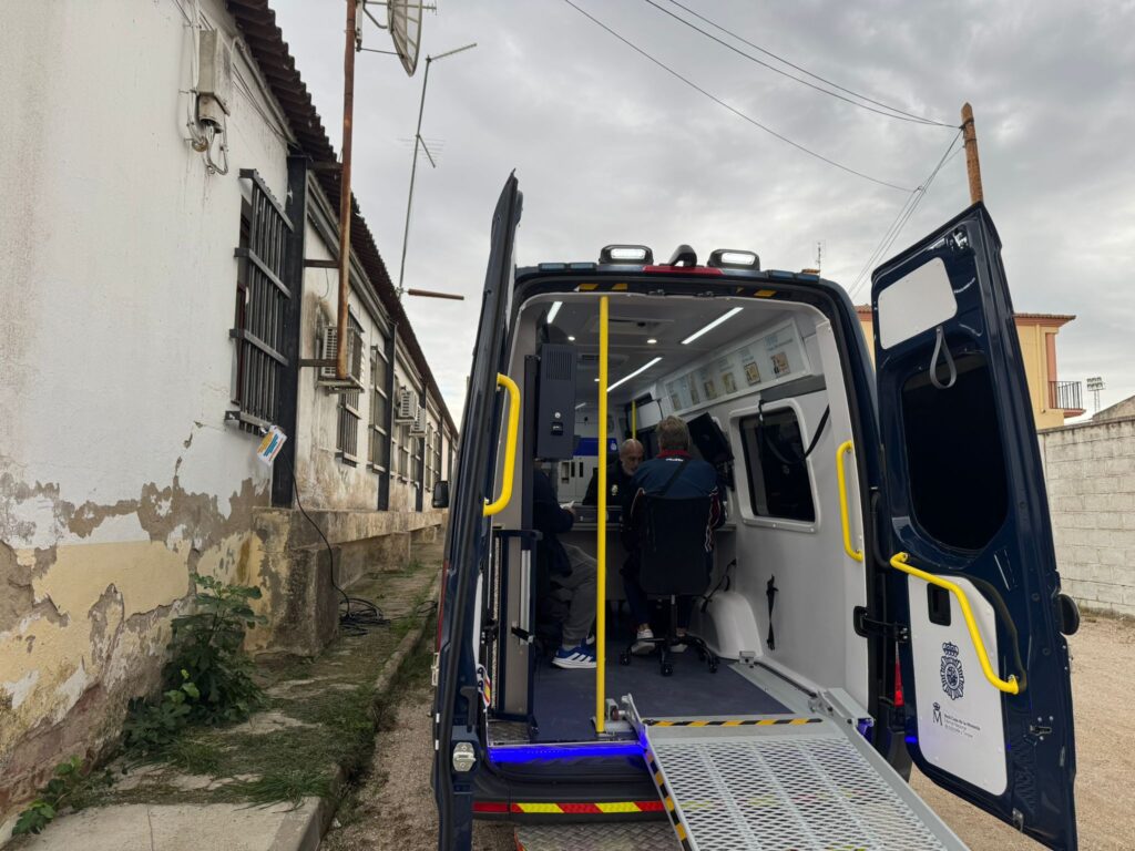 Furgoneta Policía Nacional DNI en Orellana la Vieja COSTA DULCE RADIO