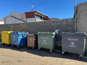 Isla de contenedores en Orellana la Vieja COSTA DULCE RADIO