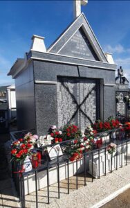 Lápida vandalizada en Orellana la Vieja