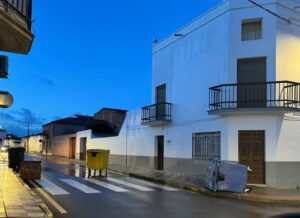 Contenedores desplazados por el viento esta mañana en Orellana la Vieja COSTA DULCE RADIO