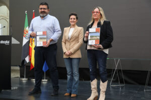 La alcaldesa de Orellana la Vieja Pilar Carmona, junto a la presidenta de la Diputación de Badajoz, Raquel del Puerto, y el alcalde de La Haba, José González DIP BADAJOZ