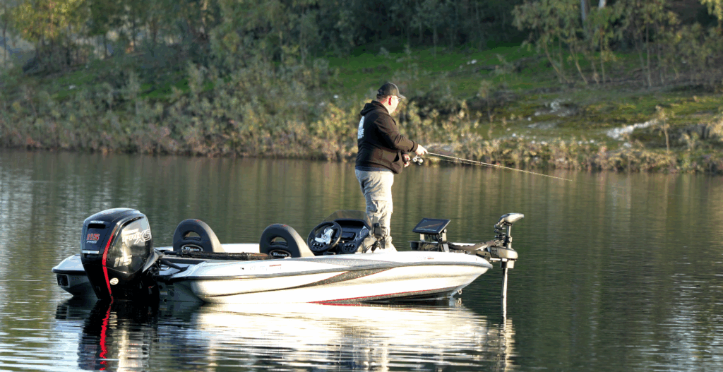 Pescador en el Embalse de Orellana COSTA DULCE RADIO