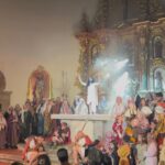 La Iglesia de Orellana se llena en cuestión de minutos para ver el Retablo de La Pasión