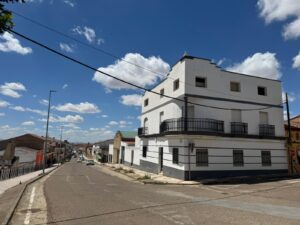 Cruce de las Calles Rea, Constitución y Guadalupe en Orellana la Vieja COSTA DULCE RADIO