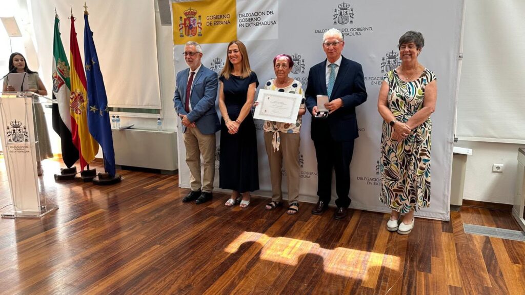 La orellanense Juliana Cabrera en la entrega de Medallas del Mérito Civil DELEGACIÓN GOB EXTREMADURA