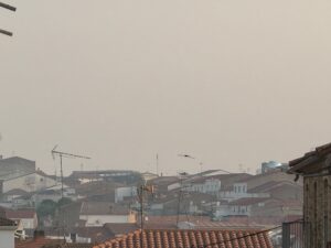 Humo de los incendios procedentes de Ávila y Madrid en Orellana la Vieja COSTA DULCE RADIO