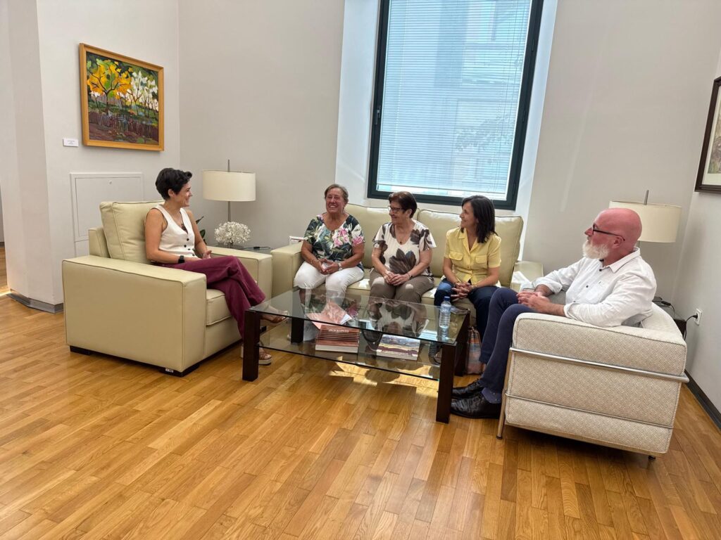 Reunión de la Asociación de Jubilados y Pensionistas con la presidenta de la Diputación de Badajoz