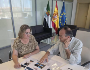 Reunión entre la alcaldesa Pilar Carmona y el consejero de Cultura, Turismo y Deportes de la Junta, Laureano León