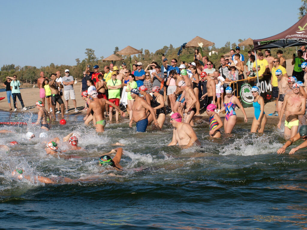 Salida de una de las pruebas disputadas en Orellana la Vieja 2026 FEDERACIÓN EXTREMEÑA DE NATACIÓN